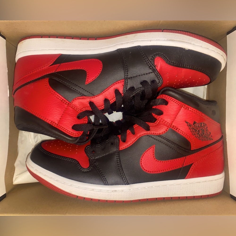 Jordan 1 Mid: Banned